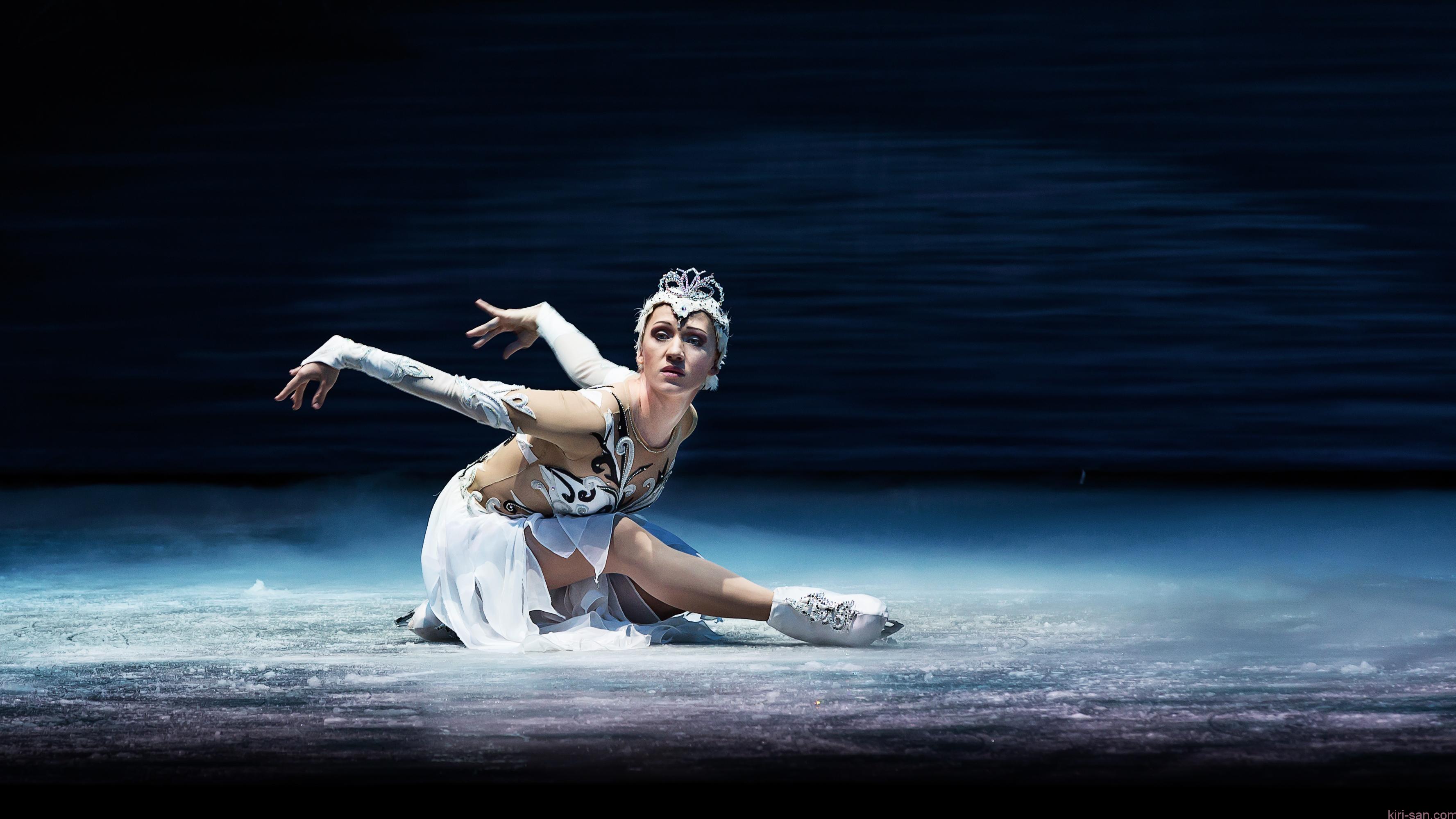 当柴可夫斯基遇上溜冰:《冰上皇族天鹅湖》风靡国际的冰上舞蹈团队
